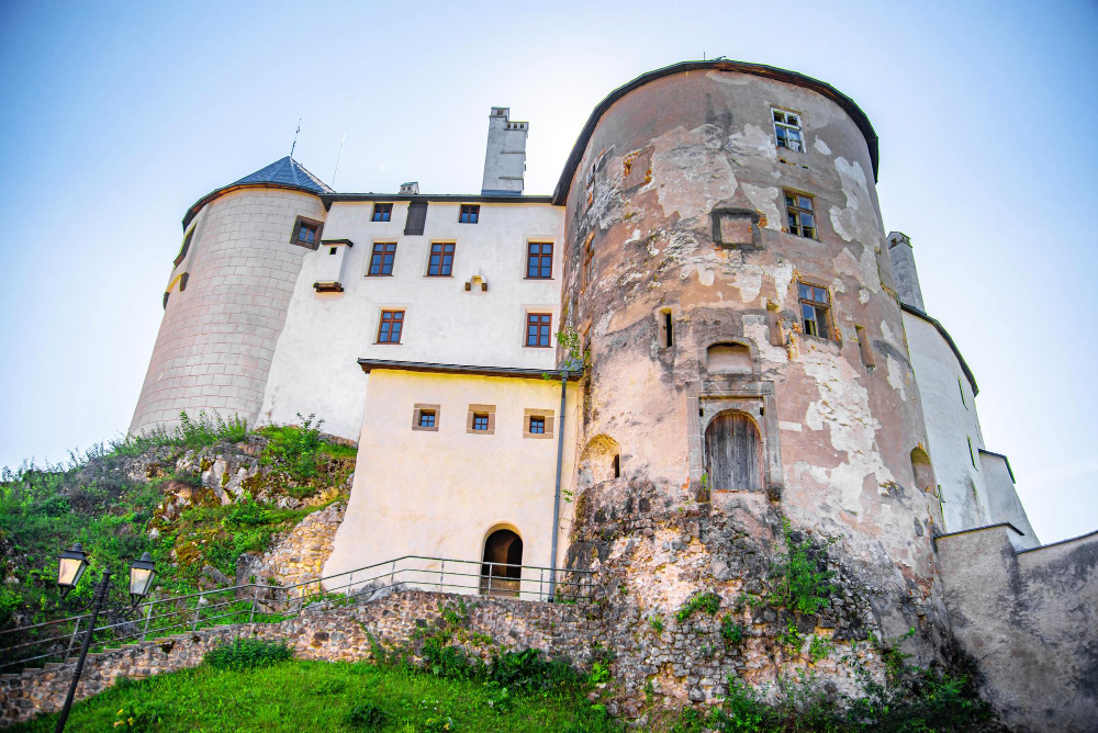 2122-1 The Mysterious History of the Korvinus Linden Tree: A Living Testament to Ľupča Castle