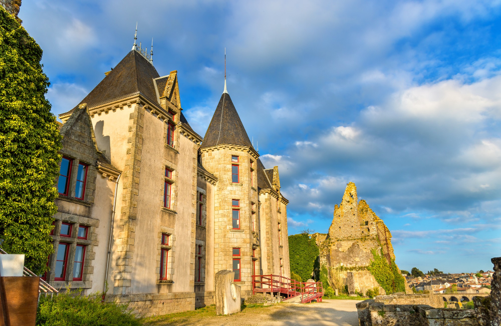 2298-1 The Mystery of Château de Bressuire: Legends, History and a Hidden Treasure