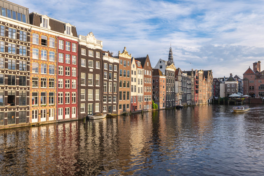 264-2 Amsterdam’s Fascinating “Dancing Houses”: An Architectural Marvel Steeped in History
