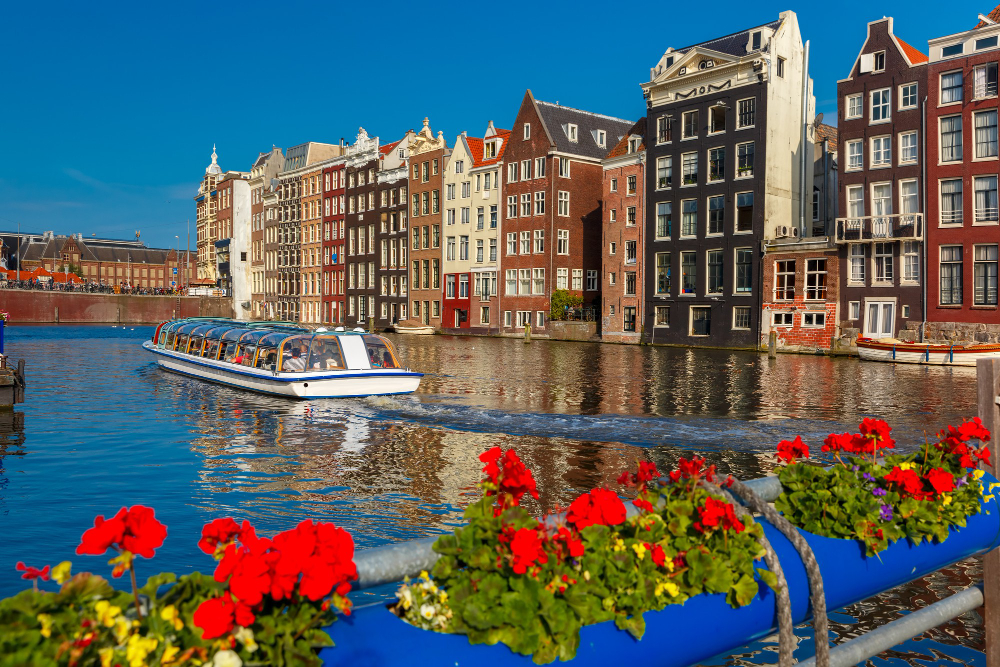 2705 Amsterdam’s Fascinating “Dancing Houses”: An Architectural Marvel Steeped in History