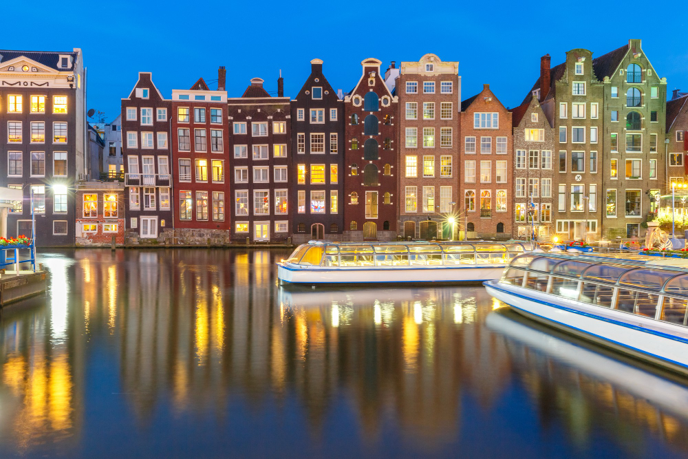 2711 Amsterdam’s Fascinating “Dancing Houses”: An Architectural Marvel Steeped in History