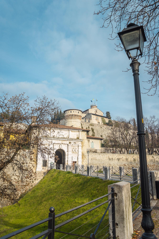 2898-1 The “Falcone d’Italia”: The Turbulent History of the Castello di Brescia and Its Role in the Struggle for Freedom