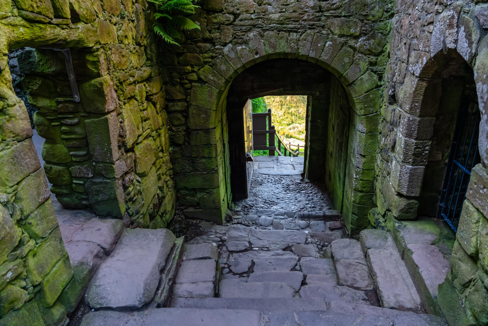 5065 Dunnottar Castle: The Legend of the Burning Church and a Dark Chapter in Scottish History