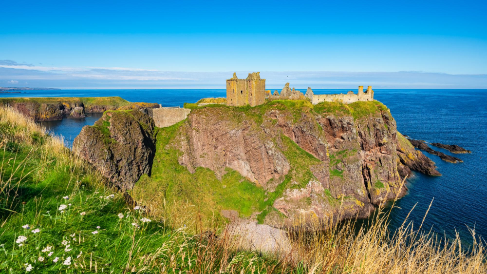 5081-1 Dunnottar Castle: The Legend of the Burning Church and a Dark Chapter in Scottish History