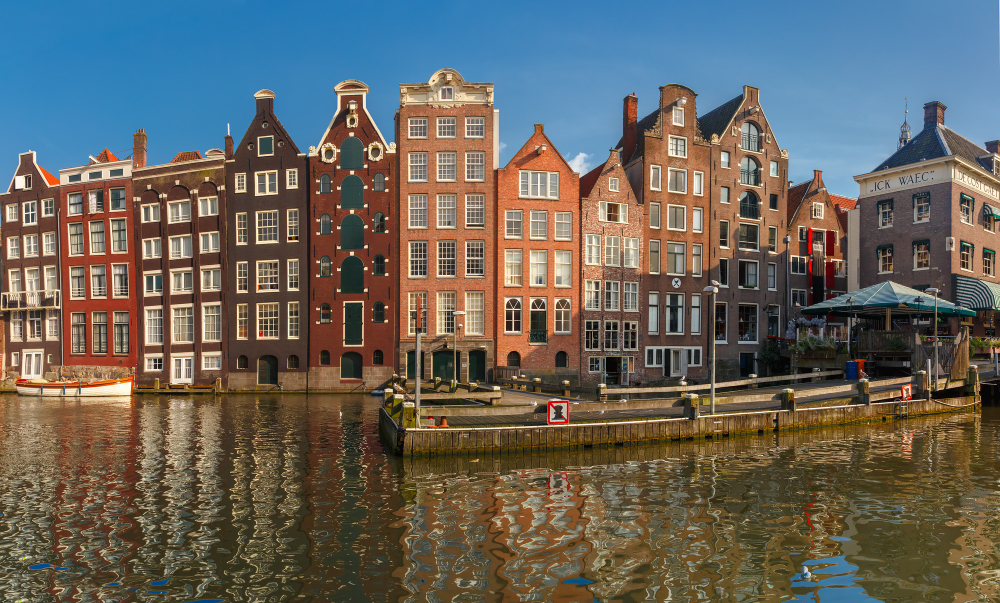 5180 Amsterdam’s Fascinating “Dancing Houses”: An Architectural Marvel Steeped in History