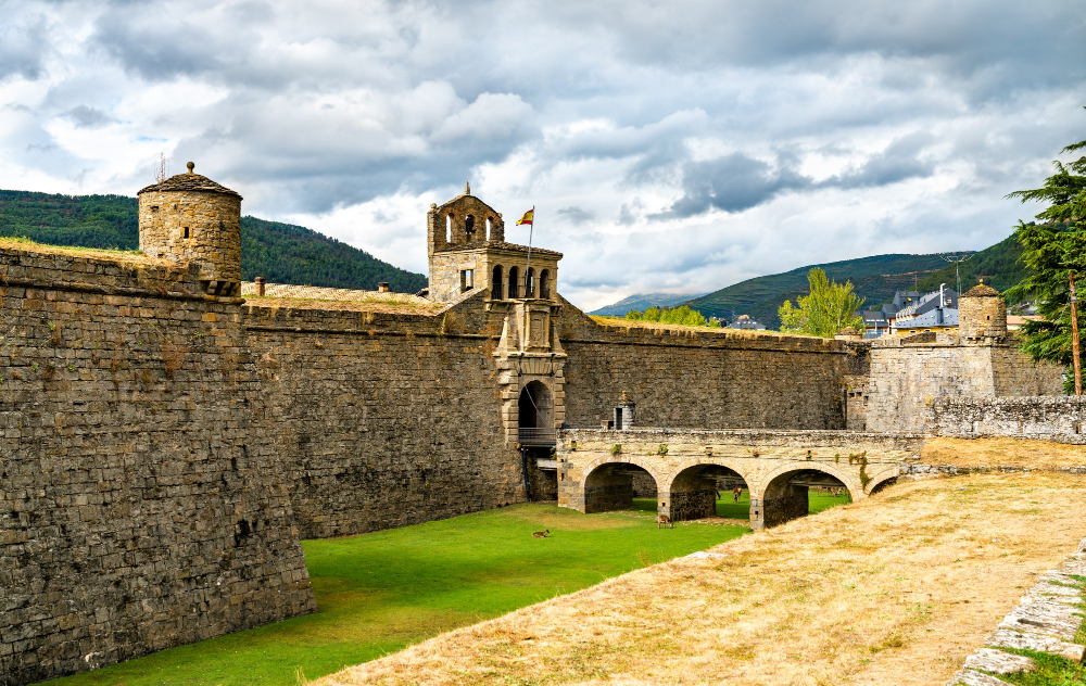 5477 The mystical guardians of the Ciudadela de Jaca: the deer in the moat