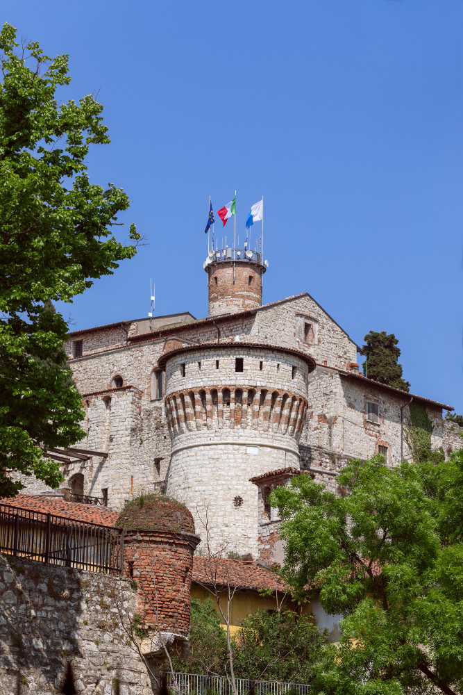 571 The “Falcone d’Italia”: The Turbulent History of the Castello di Brescia and Its Role in the Struggle for Freedom
