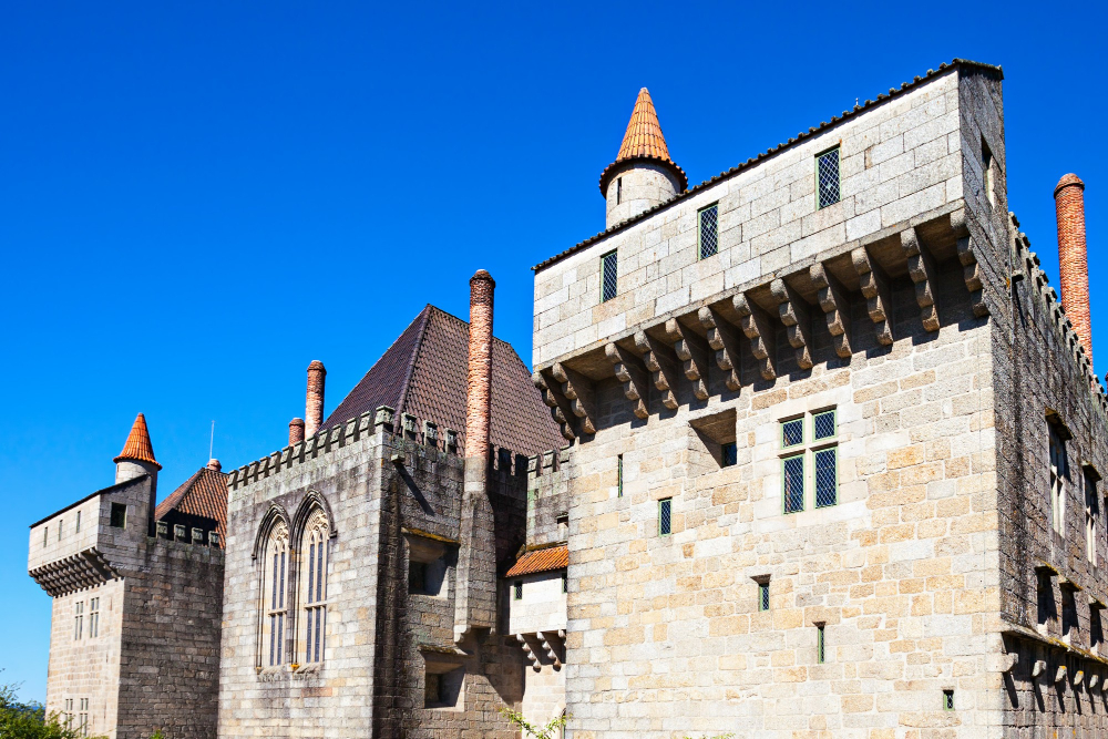 5937 A Life in the Shadow of Faith – The ‘Holy Duchess’ and the Palace of the Dukes of Bragança