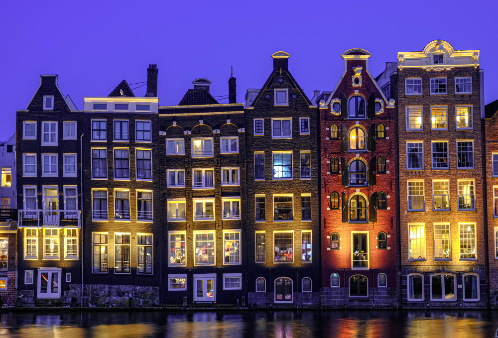 6685 Amsterdam’s Fascinating “Dancing Houses”: An Architectural Marvel Steeped in History