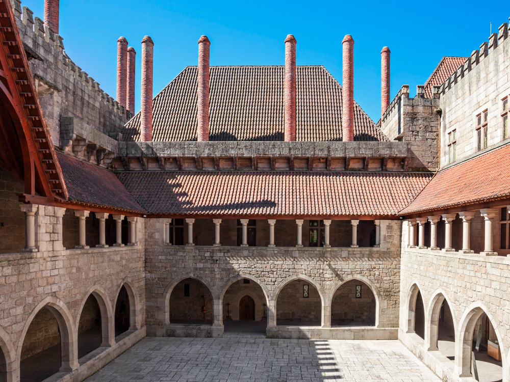 6768 A Life in the Shadow of Faith – The ‘Holy Duchess’ and the Palace of the Dukes of Bragança