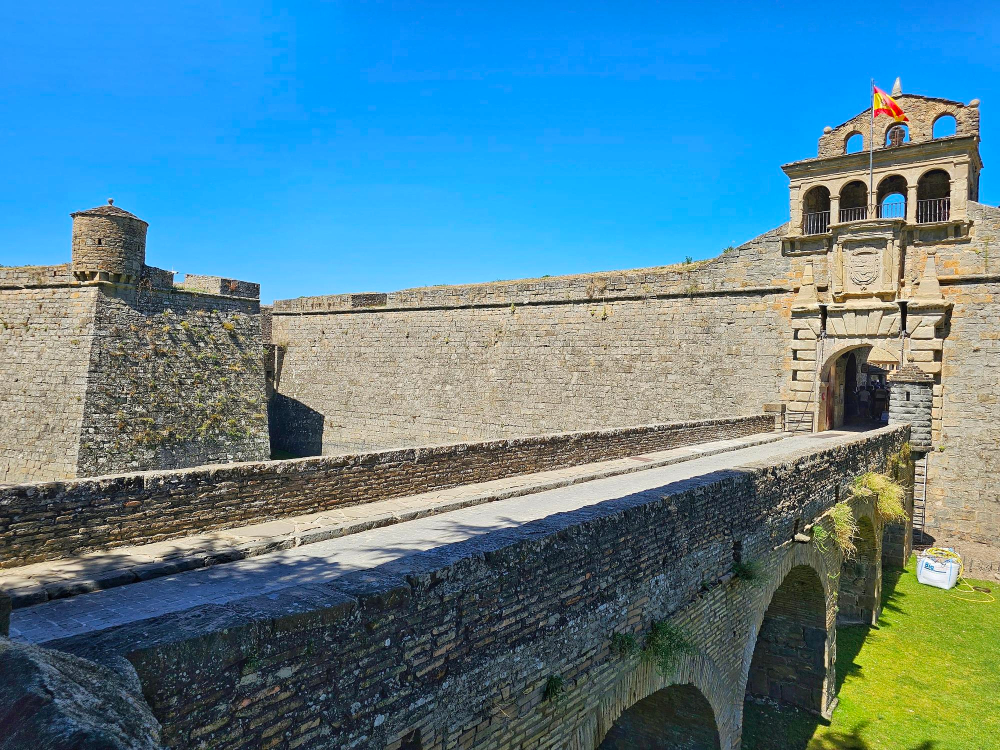 685 The mystical guardians of the Ciudadela de Jaca: the deer in the moat