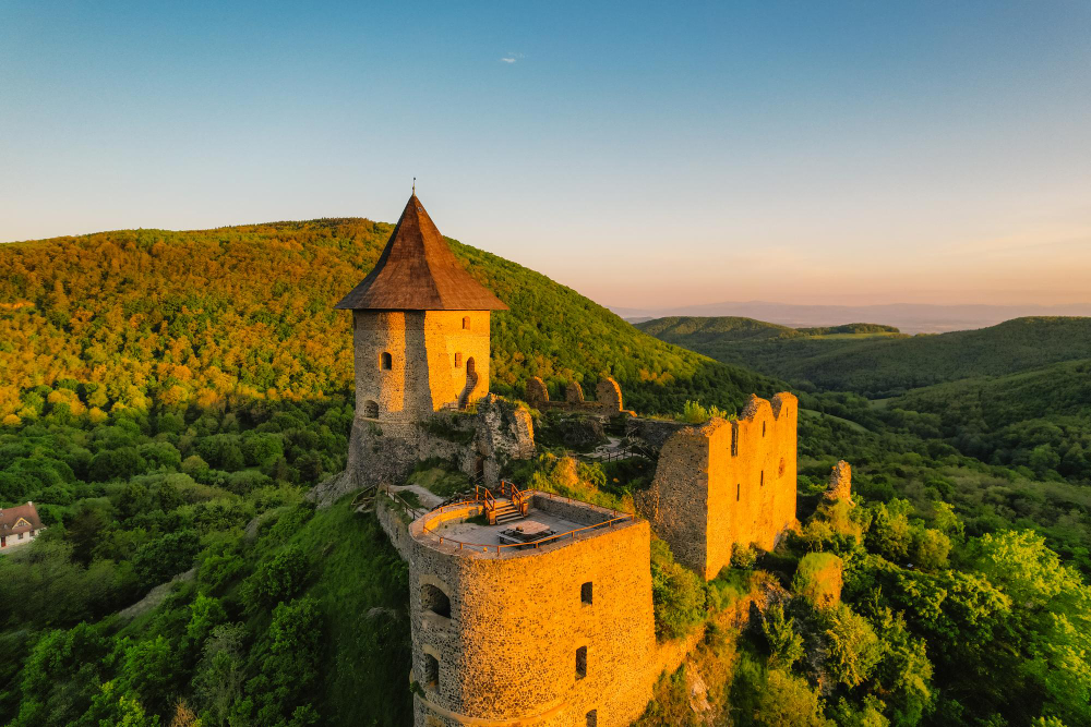 74569 The Hidden Secrets of Šomoška: A Castle, a Myth and the Search for Treasure