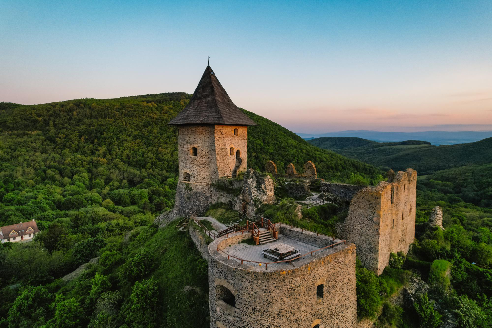 74976 The Hidden Secrets of Šomoška: A Castle, a Myth and the Search for Treasure