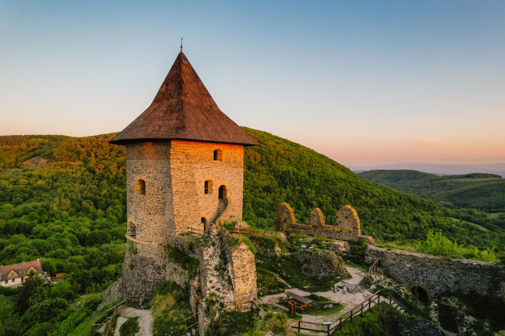 75436 The Hidden Secrets of Šomoška: A Castle, a Myth and the Search for Treasure