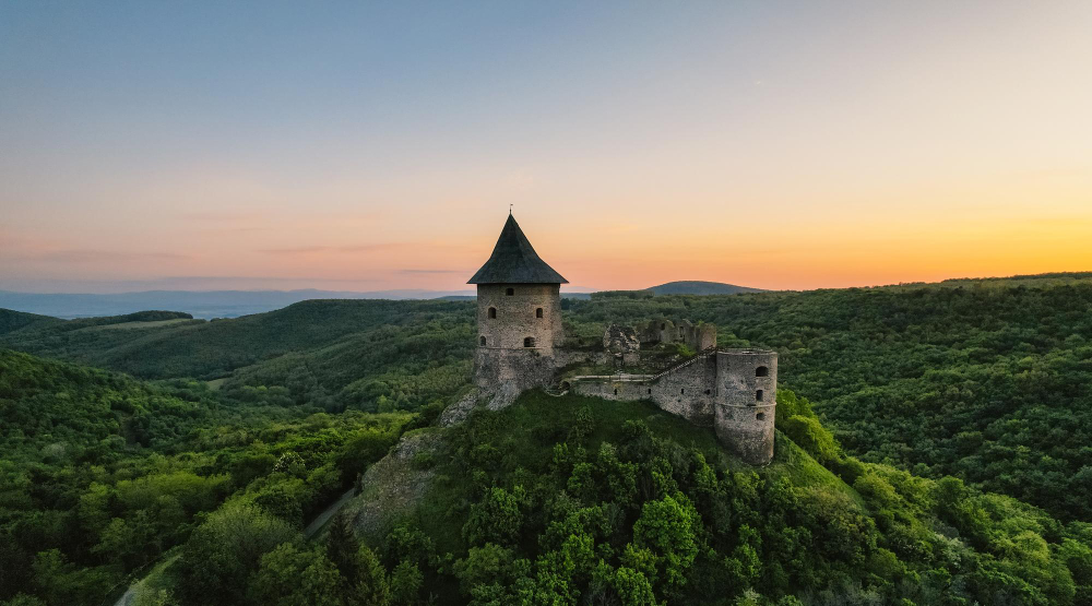 75769 The Hidden Secrets of Šomoška: A Castle, a Myth and the Search for Treasure