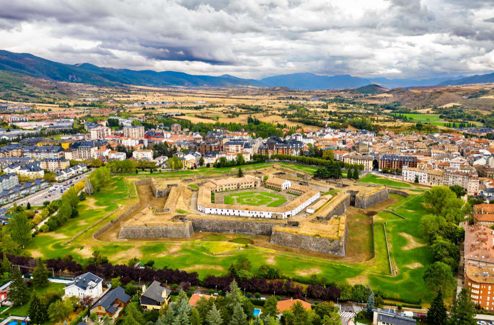 7761 The mystical guardians of the Ciudadela de Jaca: the deer in the moat