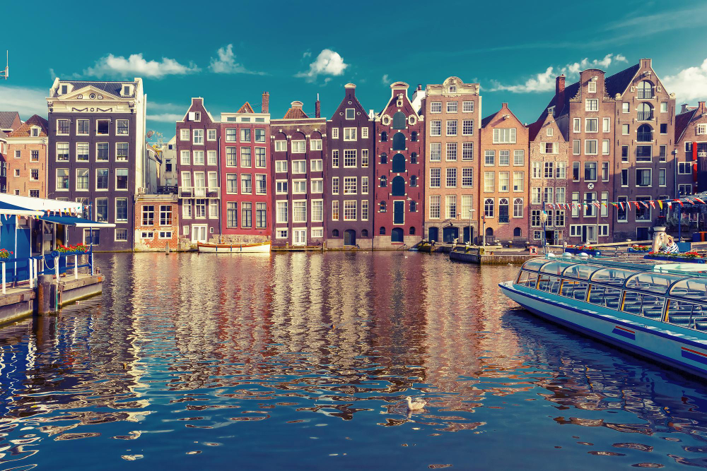 9121 Amsterdam’s Fascinating “Dancing Houses”: An Architectural Marvel Steeped in History