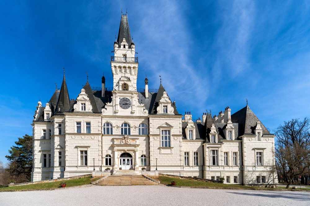 1581 Budmerický Kaštieľ: Where the ‘Spirit of Literature’ Hovers Through the Rooms