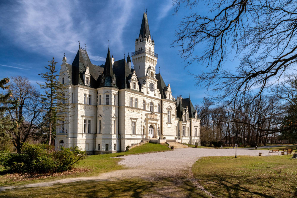 1586 Budmerický Kaštieľ: Where the ‘Spirit of Literature’ Hovers Through the Rooms