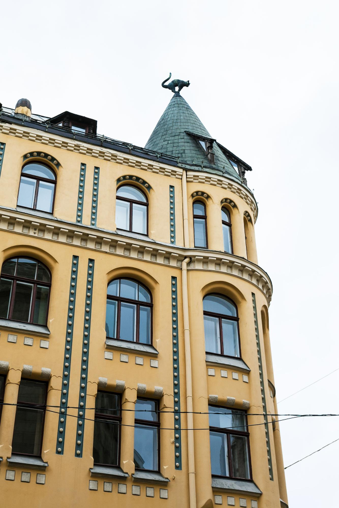 24389 The Mysterious Cats of Riga: A Legend of Protest and Reconciliation