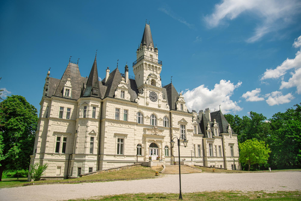 254 Budmerický Kaštieľ: Where the ‘Spirit of Literature’ Hovers Through the Rooms