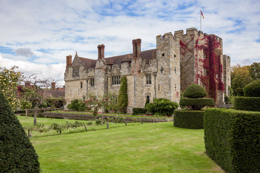 3673-1 The Love Oak at Hever Castle – A royal secret amidst ancient branches