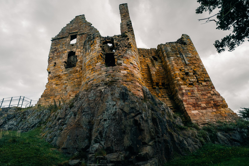 5261 The Secret of Dirleton Castle: Tunnels, Legends and Treasure Island