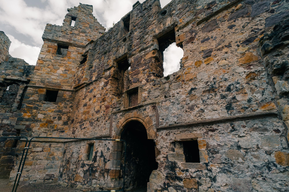 5283 The Secret of Dirleton Castle: Tunnels, Legends and Treasure Island