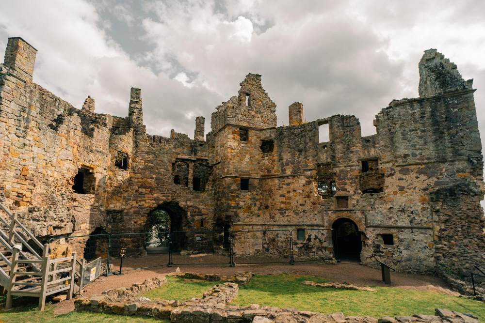 5306 The Secret of Dirleton Castle: Tunnels, Legends and Treasure Island