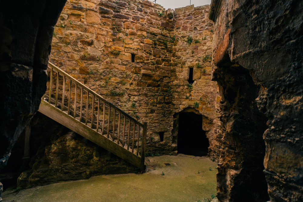 5479 The Secret of Dirleton Castle: Tunnels, Legends and Treasure Island