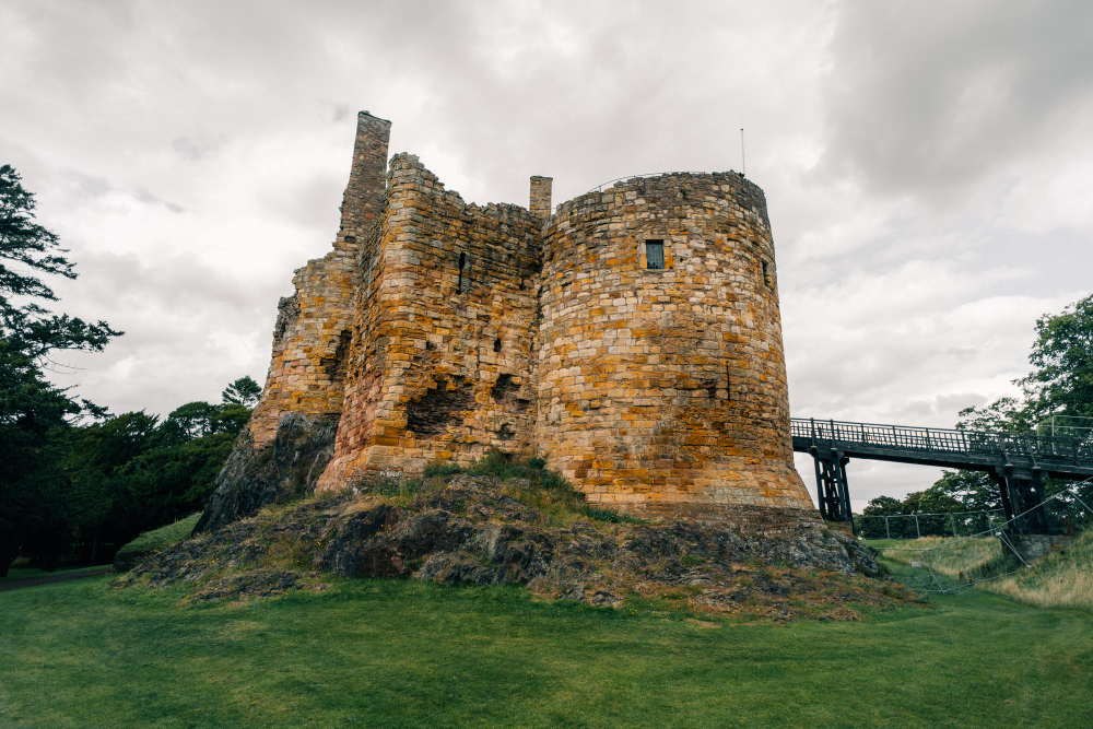 5546 The Secret of Dirleton Castle: Tunnels, Legends and Treasure Island