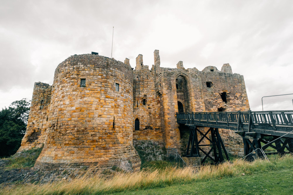 5605 The Secret of Dirleton Castle: Tunnels, Legends and Treasure Island