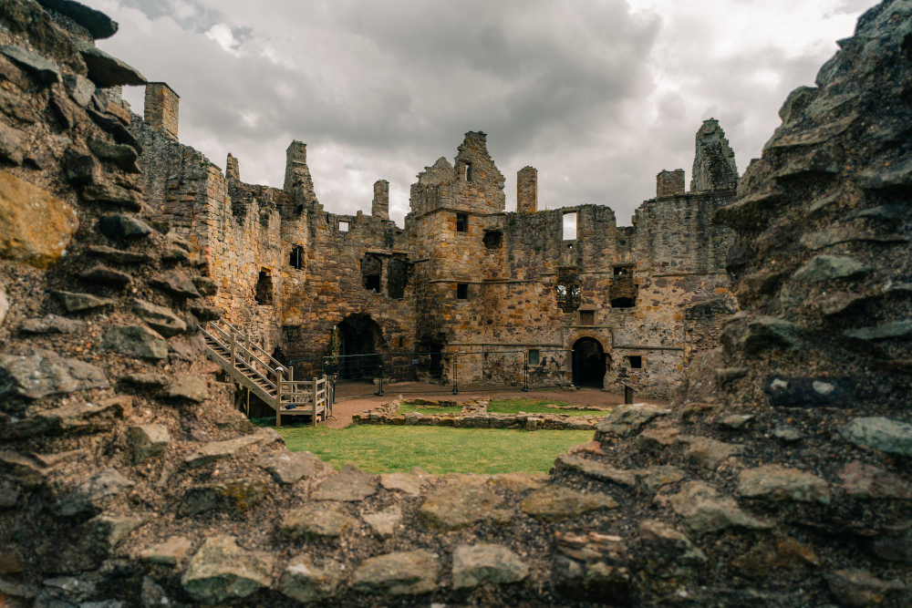5606 The Secret of Dirleton Castle: Tunnels, Legends and Treasure Island