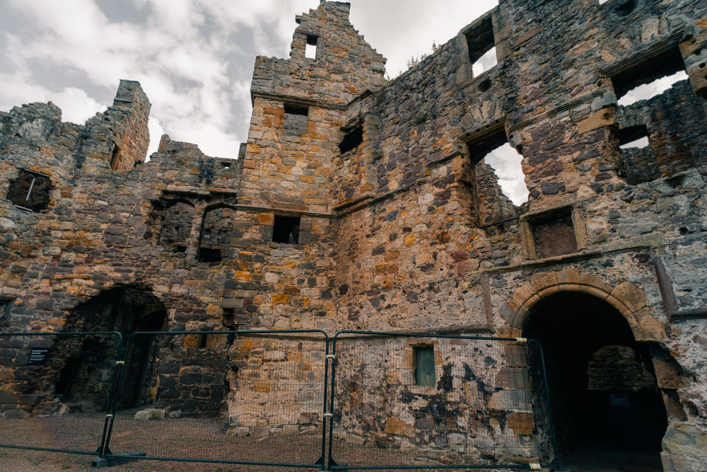 5618 The Secret of Dirleton Castle: Tunnels, Legends and Treasure Island