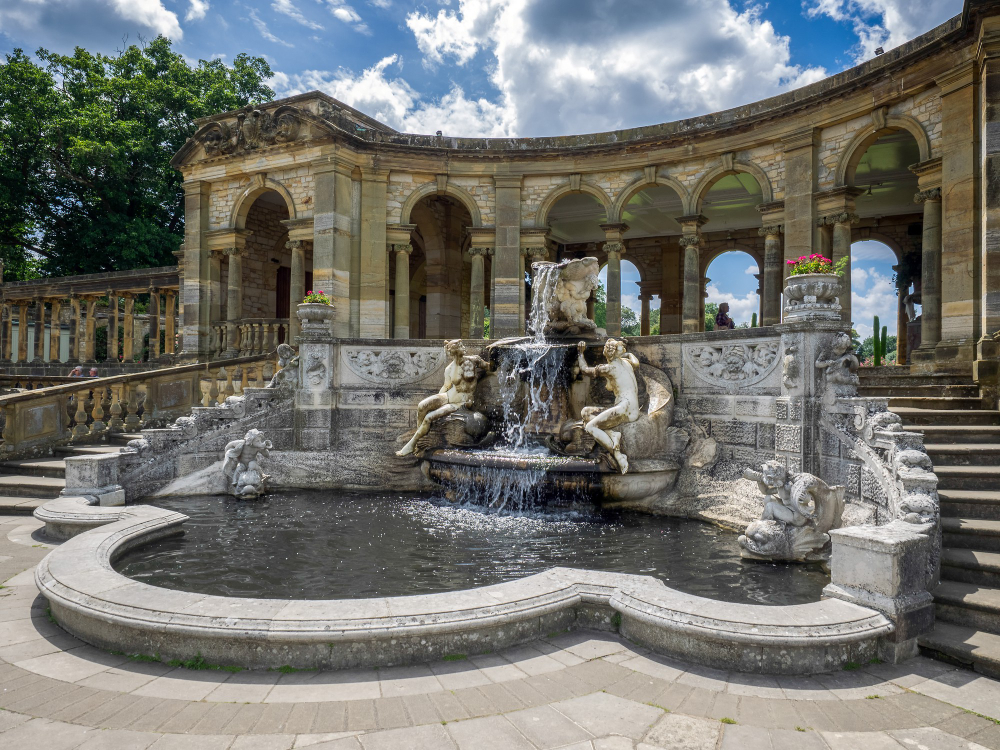 6322 The Love Oak at Hever Castle – A royal secret amidst ancient branches