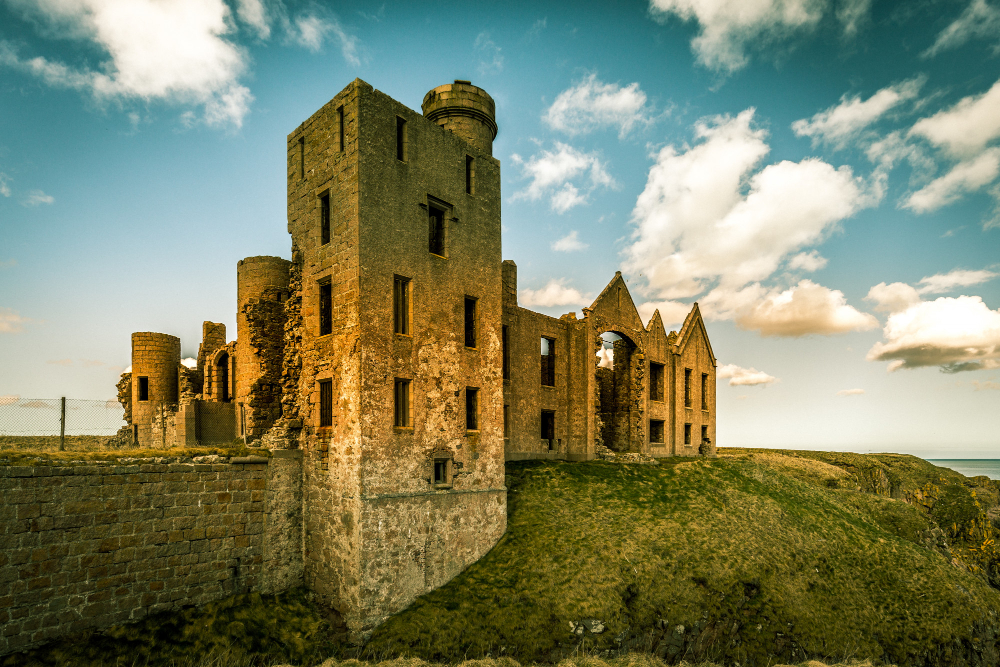 1015 The dark allure of Slains Castle: Bram Stoker and his inspiration for Dracula