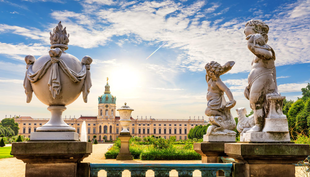 1222-2 The Secret of the Black Woman: A Historical Legend from Charlottenburg Palace