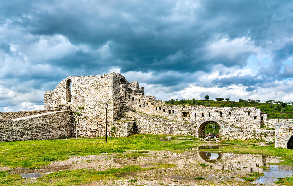 16996 The Rival Giants of Berat: An Ancient Legend of Love, Jealousy and Petrification