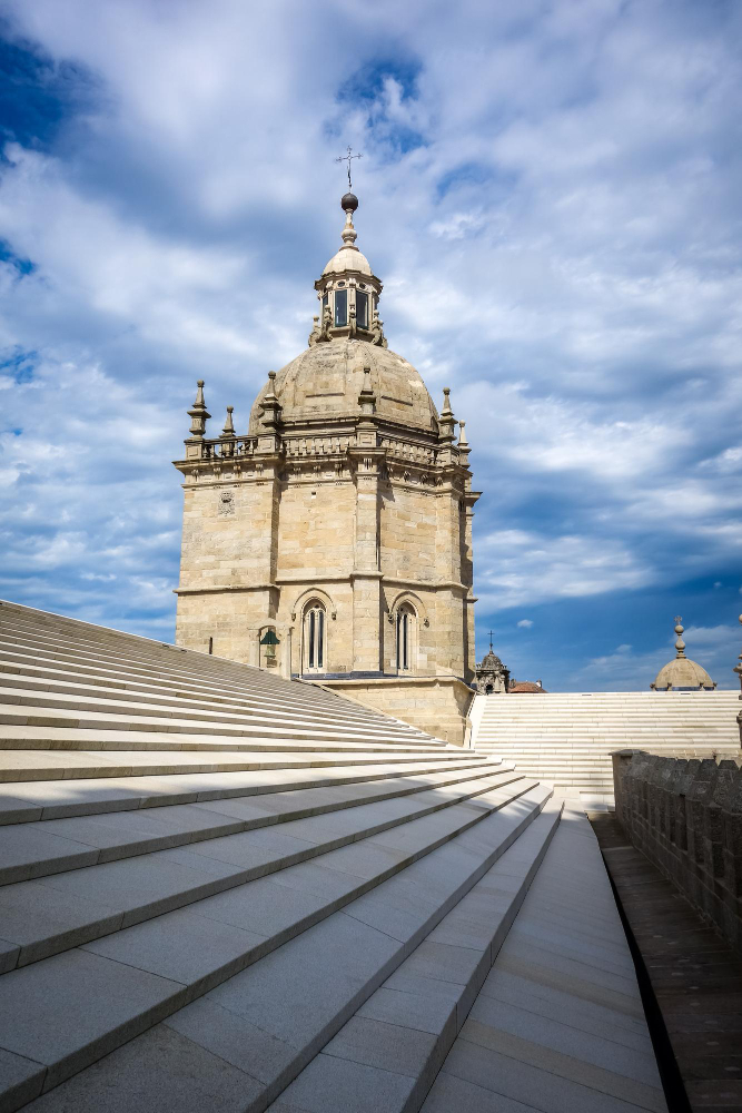 17505 Santiago de Compostela: Myth and History of a Major Pilgrimage Destination