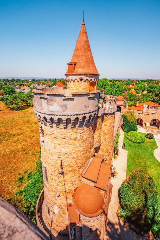 22518 Bory-Vár: A life’s work in Székesfehérvár