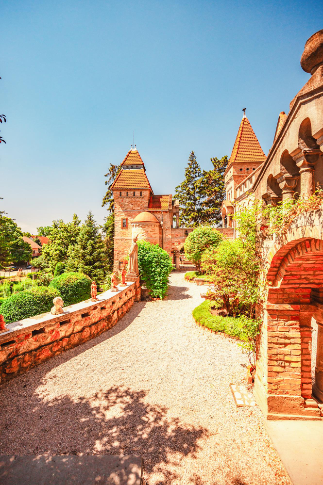 22525 Bory-Vár: A life’s work in Székesfehérvár