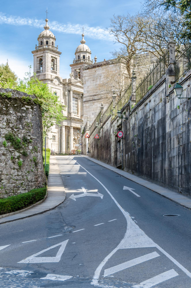 2679 Santiago de Compostela: Myth and History of a Major Pilgrimage Destination
