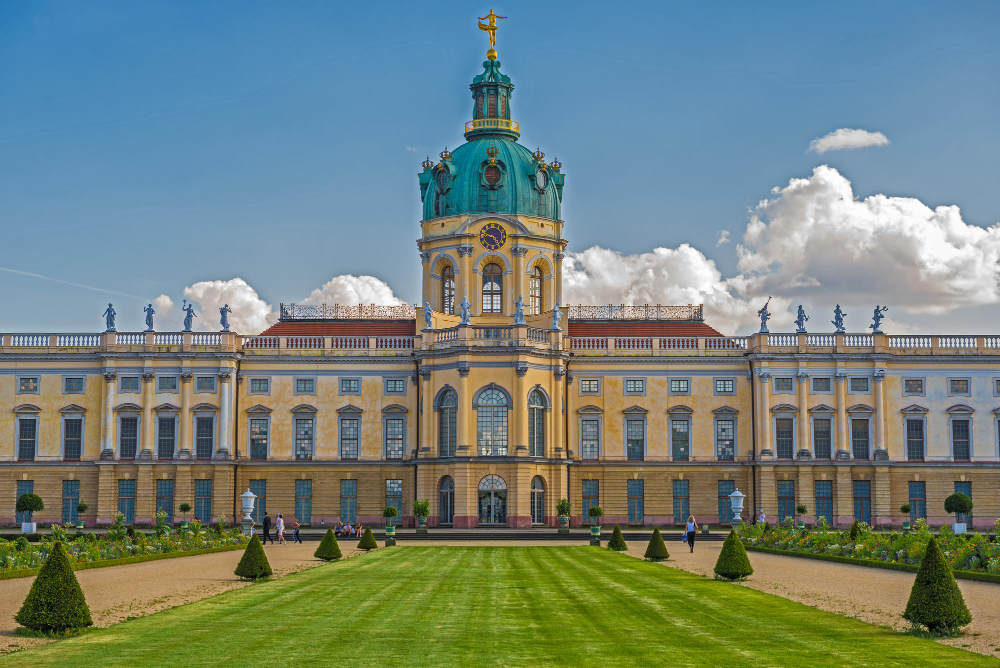 307-1 The Secret of the Black Woman: A Historical Legend from Charlottenburg Palace