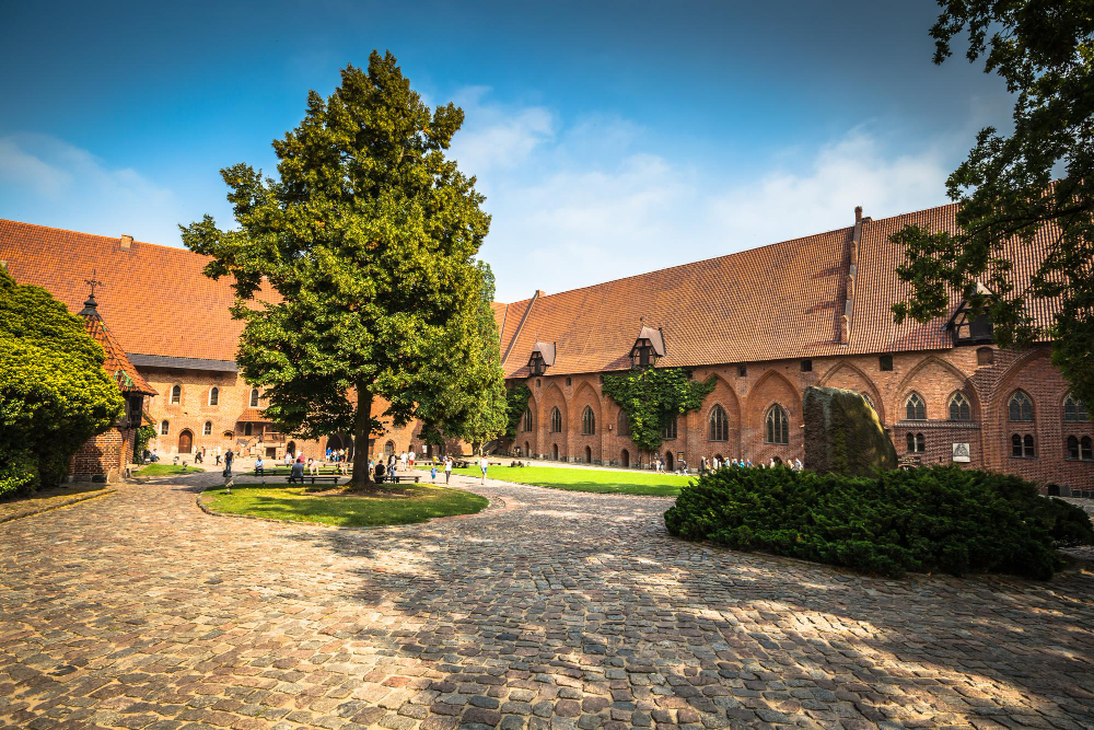 3290 Malbork Castle – A Fortified Stronghold and its Spooky Legends