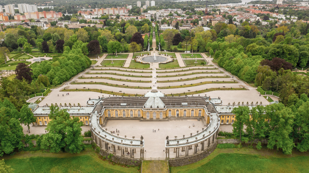 382-1 The Secret of the Black Woman: A Historical Legend from Charlottenburg Palace
