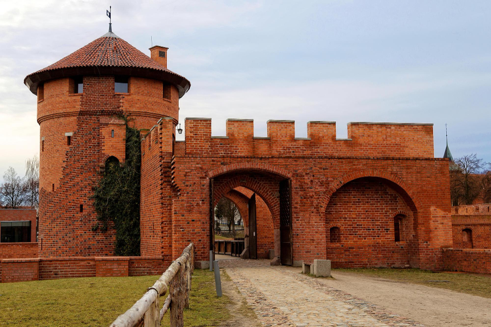3825 Malbork Castle – A Fortified Stronghold and its Spooky Legends
