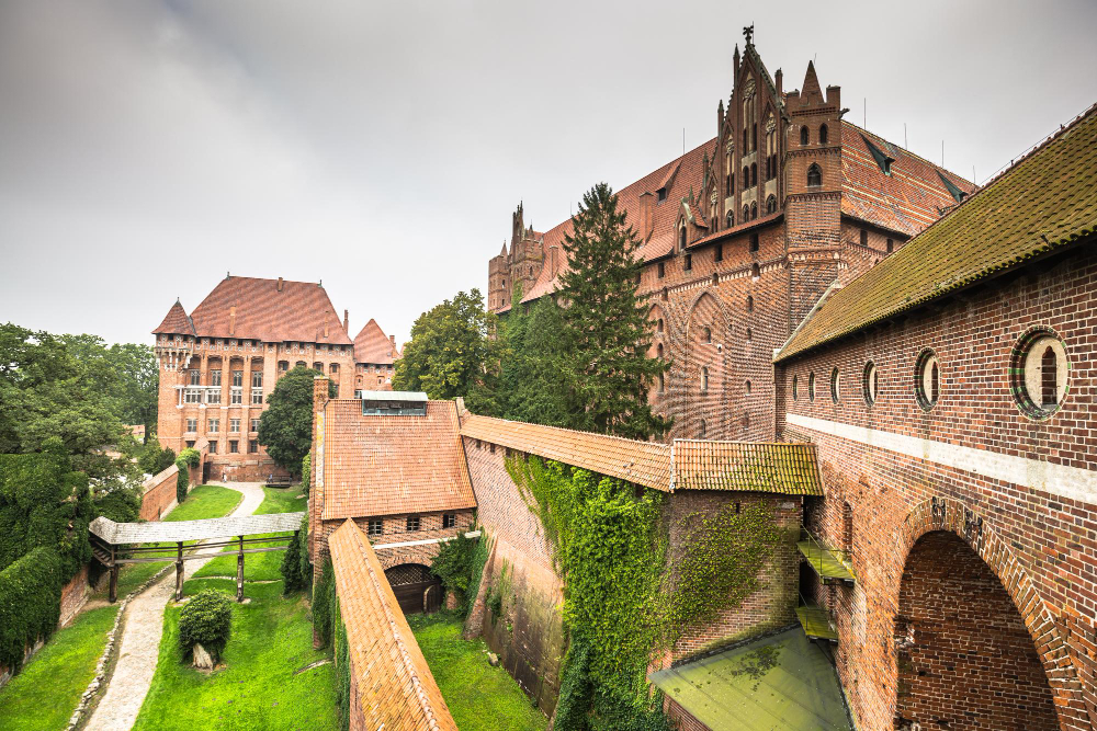 3910 Malbork Castle – A Fortified Stronghold and its Spooky Legends
