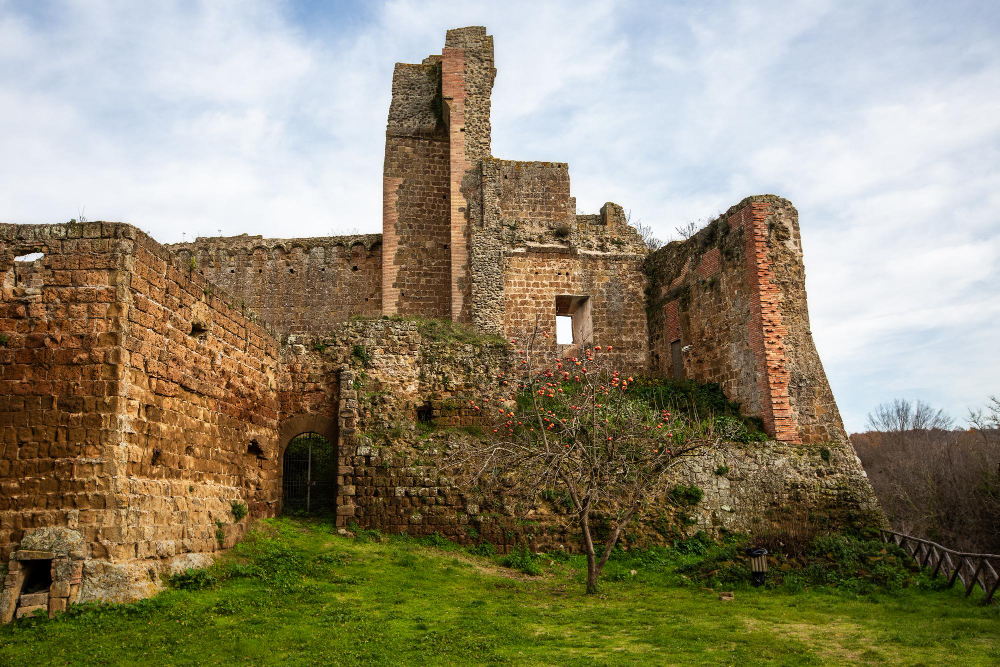 4414 The Ruins of the Rocca Aldobrandesca: Between History and Legend