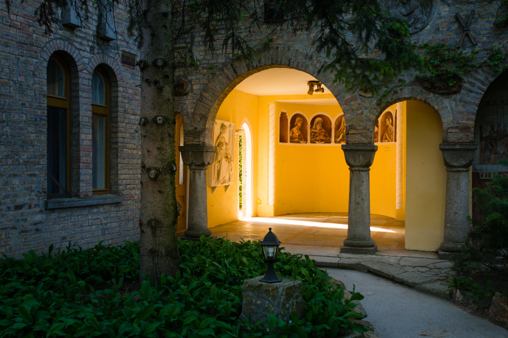 496 Bory-Vár: A life’s work in Székesfehérvár