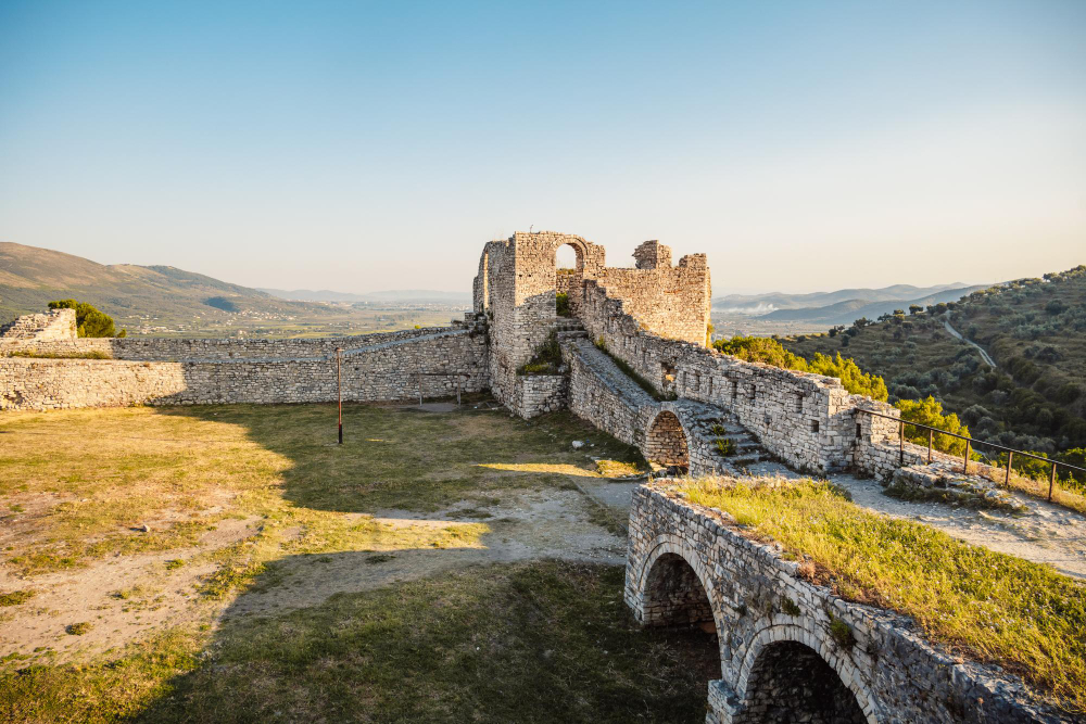 52482 The Rival Giants of Berat: An Ancient Legend of Love, Jealousy and Petrification